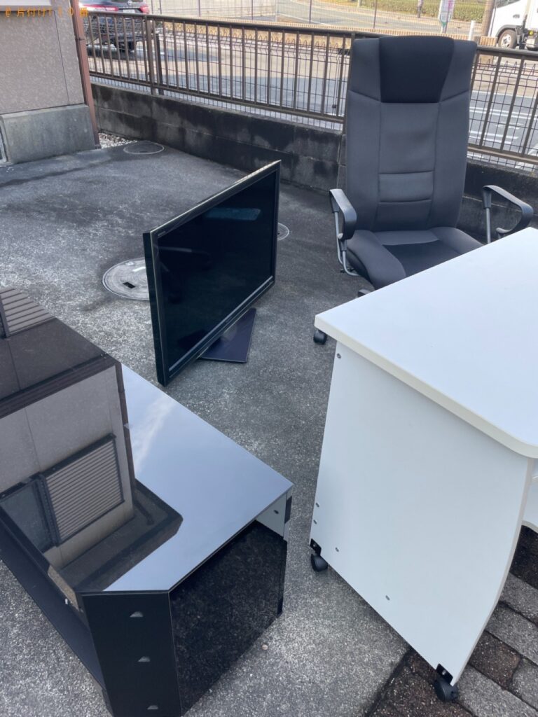【浜松市西区】テレビ、ＰＣデスク、椅子、テレビ台等の回収・処分